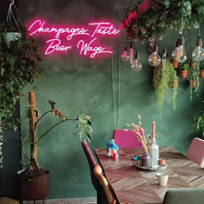 Néons et plantes : une alliance parfaite pour un intérieur moderne