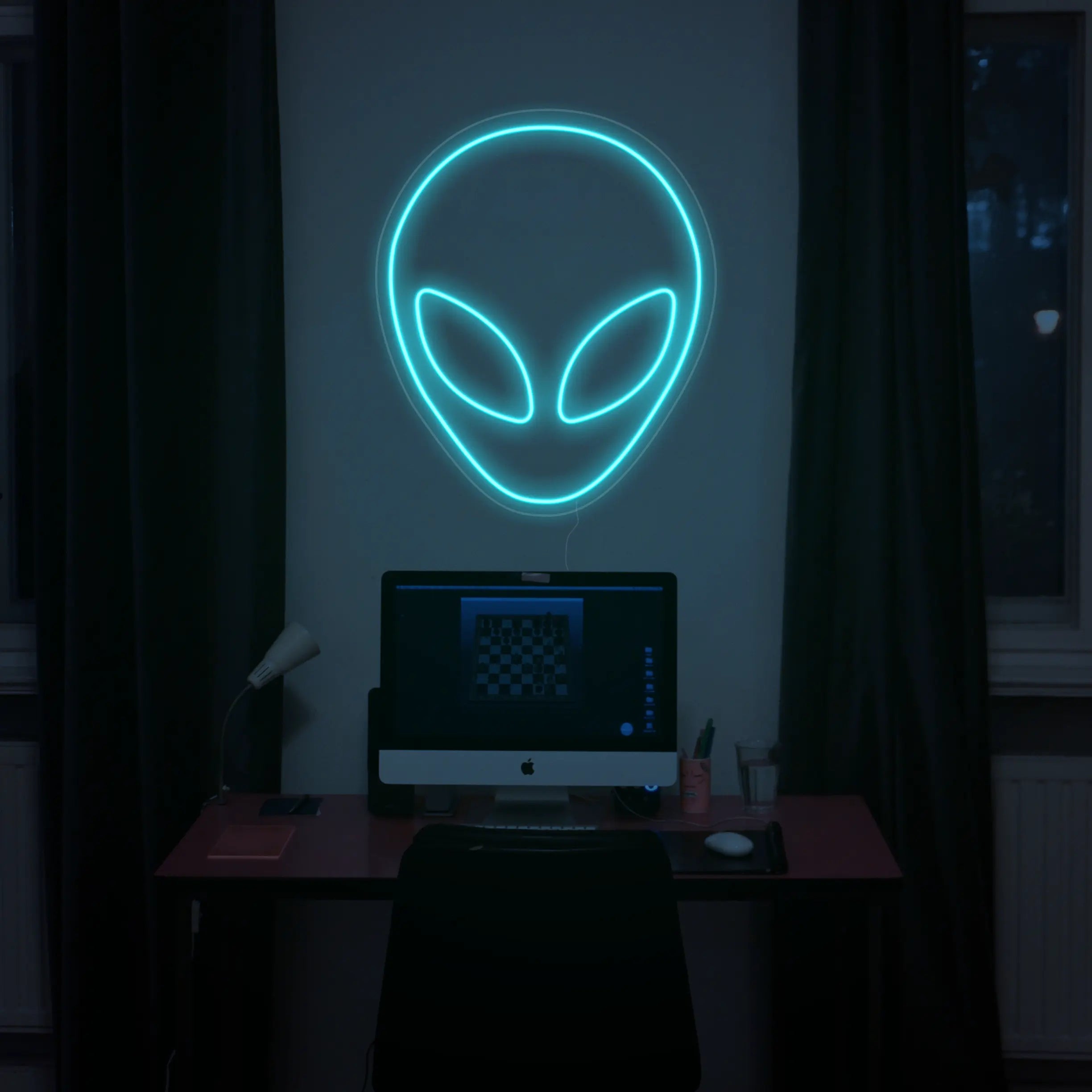Néon Alien Turquoise dans un bureau