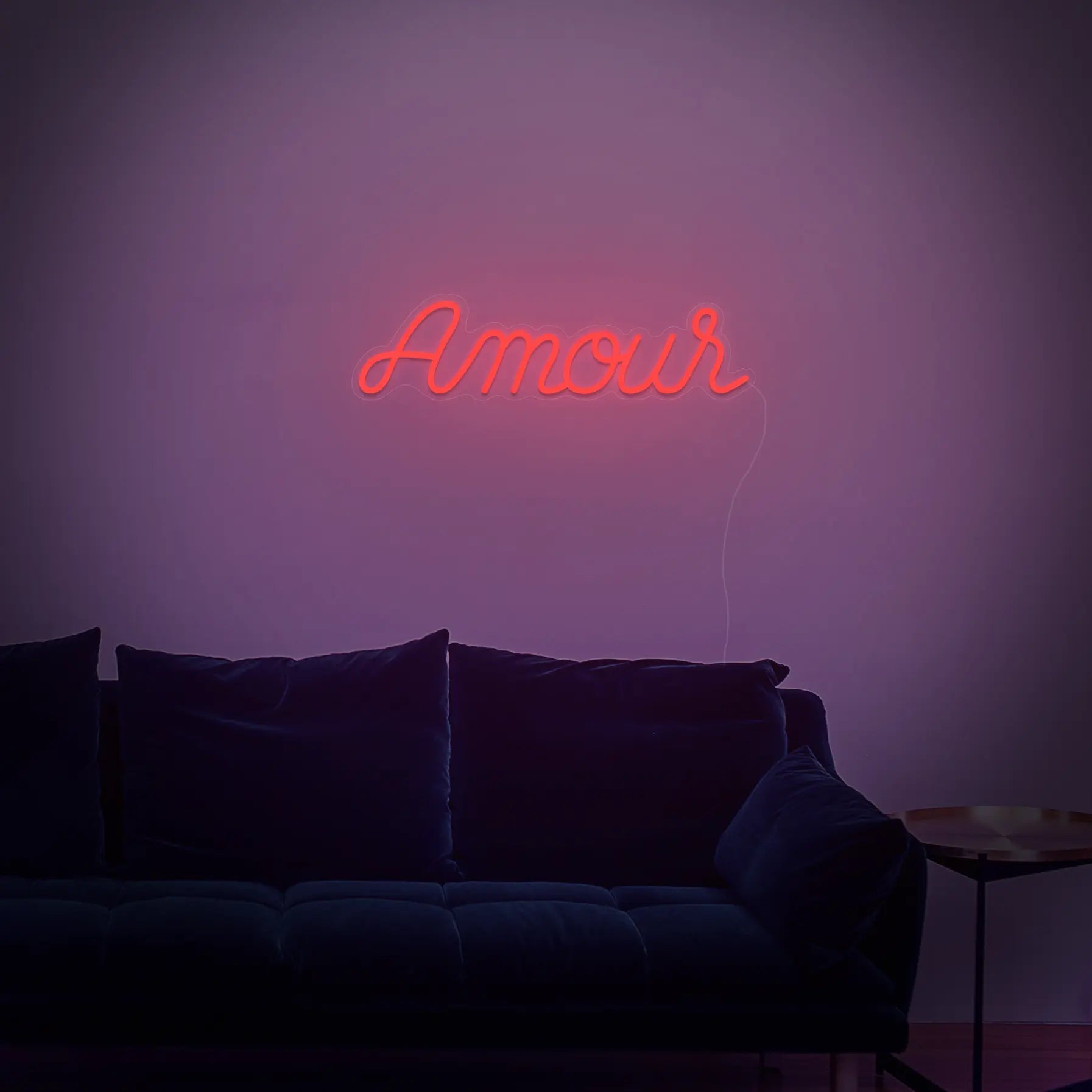 Néon Amour Rouge dans un salon