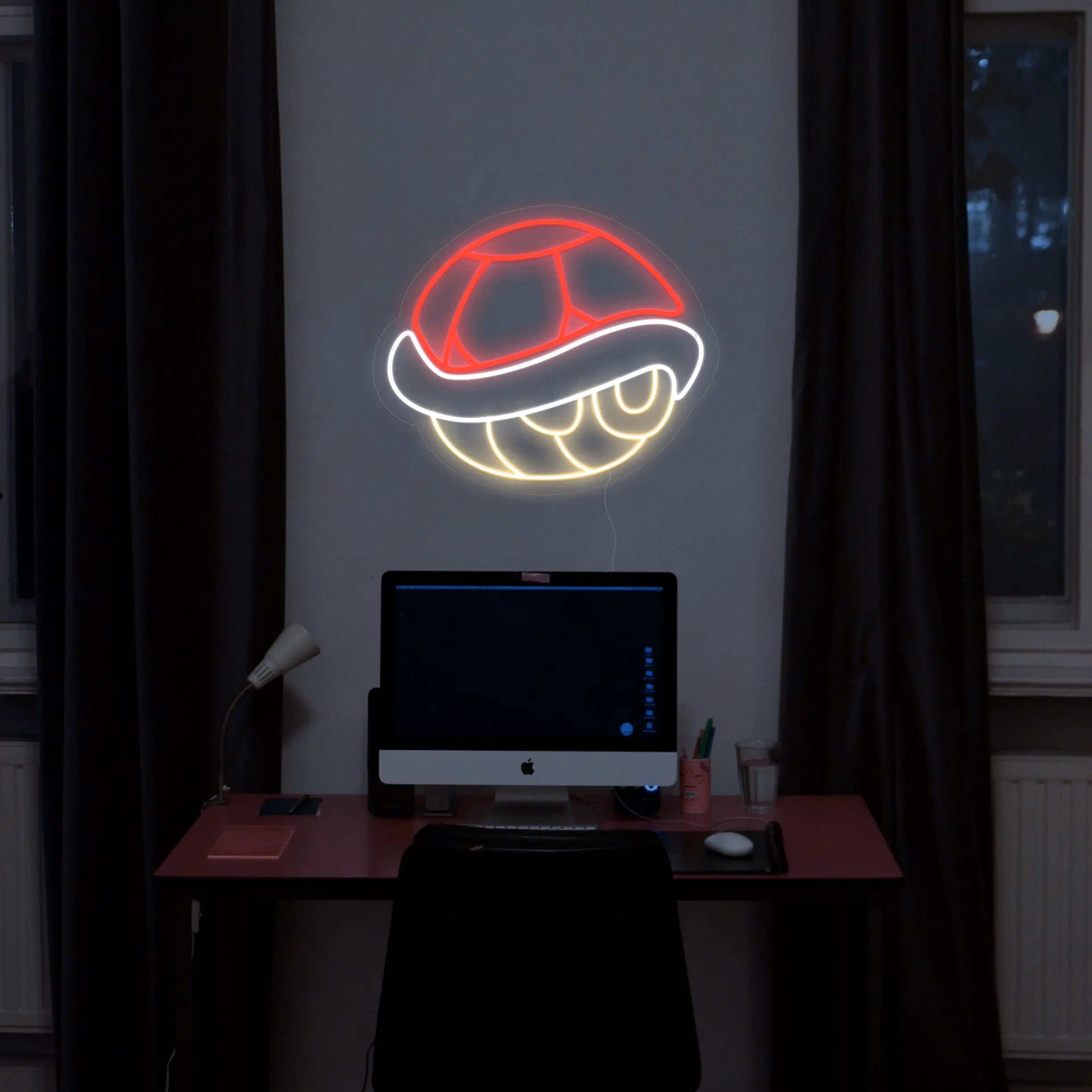 Néon Carapace Rouge de Mario dans un Bureau