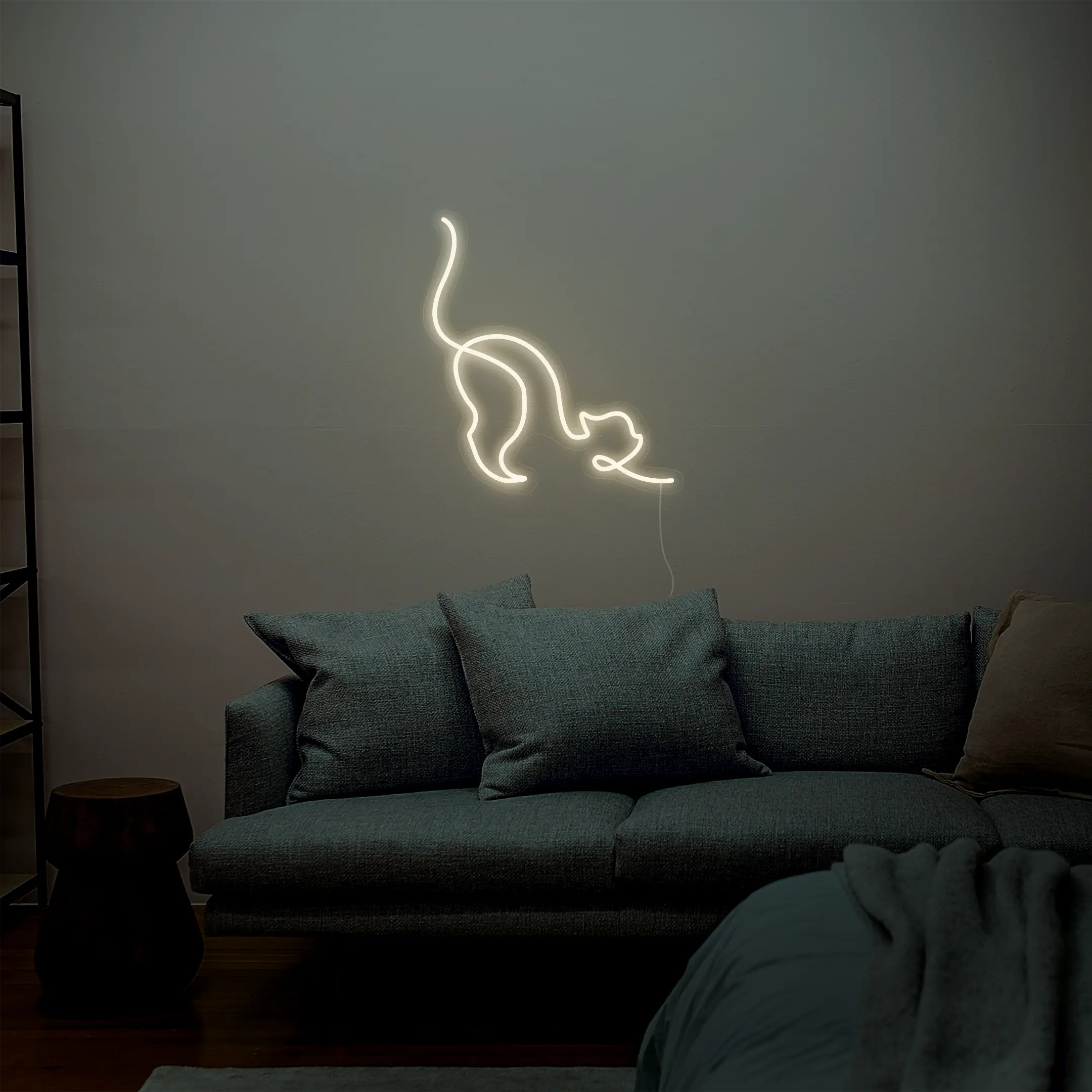 Néon Chat Blanc Chaud dans un Salon