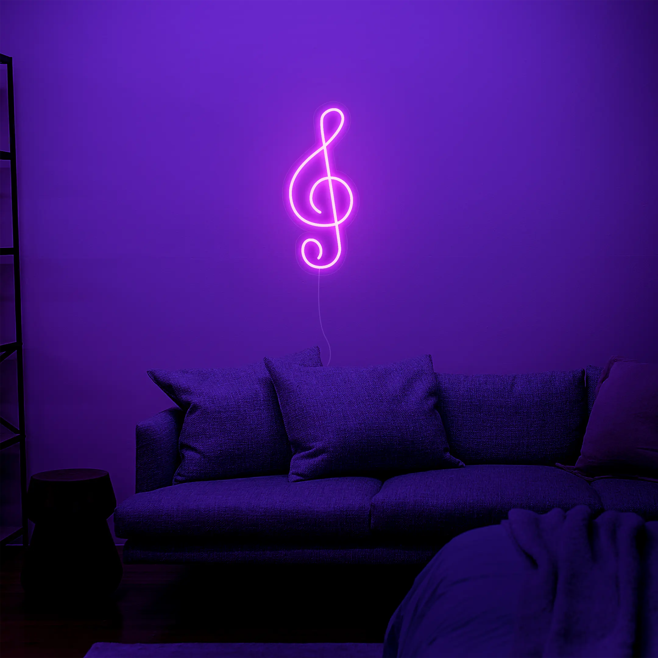 Néon Clé de Sol Rose dans un Salon