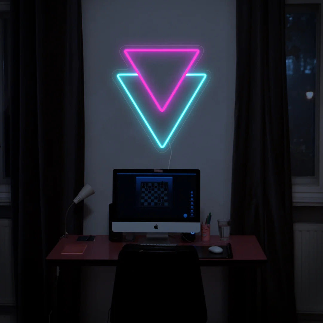 Néon double triangles bleu turquoise et rose dans bureau gaming