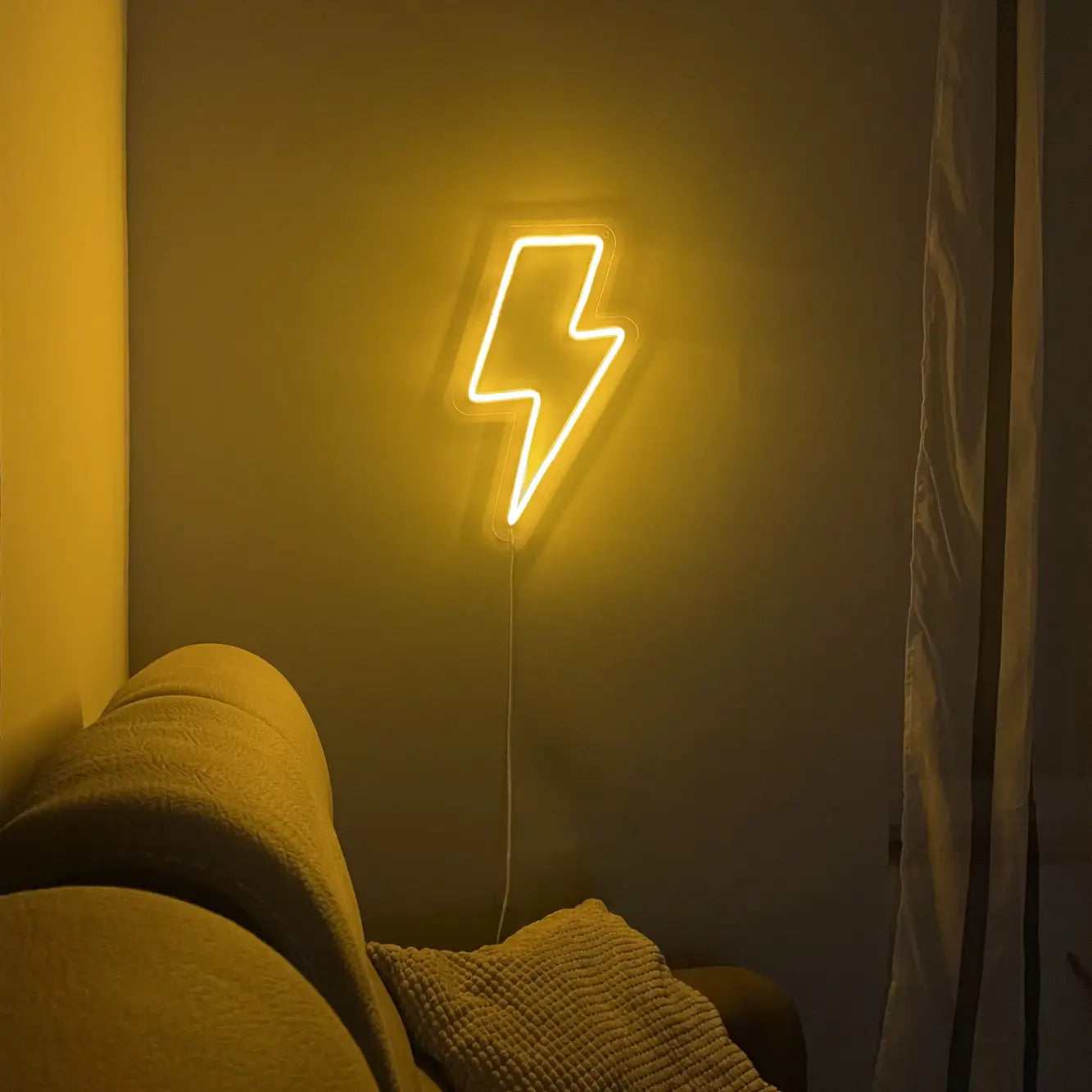 Néon éclair jaune dans un salon