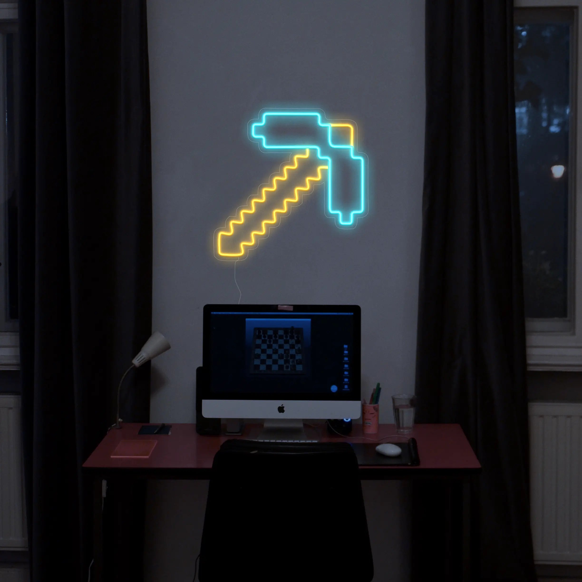 Néon Pioche Minecraft dans un bureau