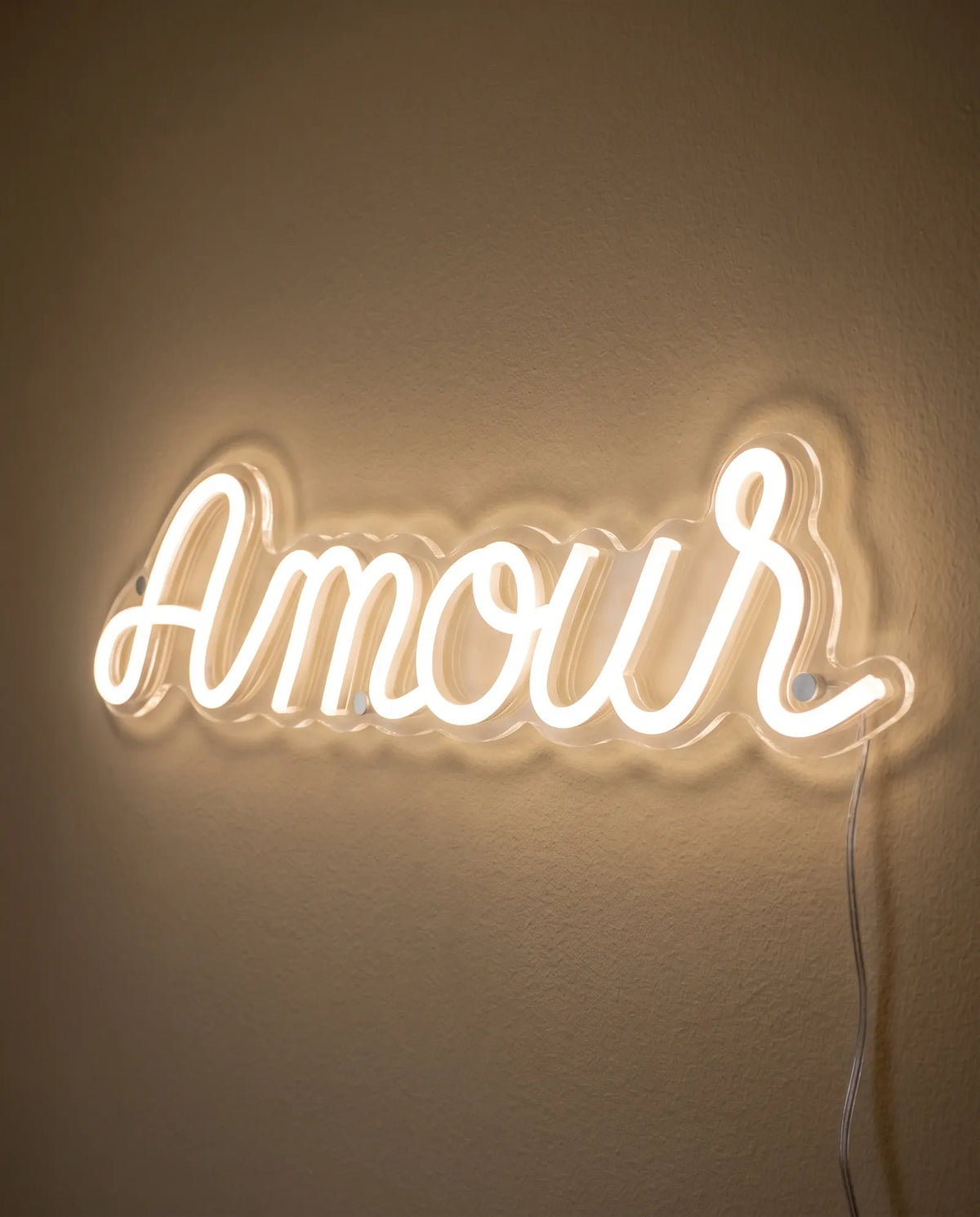 Néon LED vu de trois-quarts, plexiglas cristallin découpé au contour des lettres manuscrites