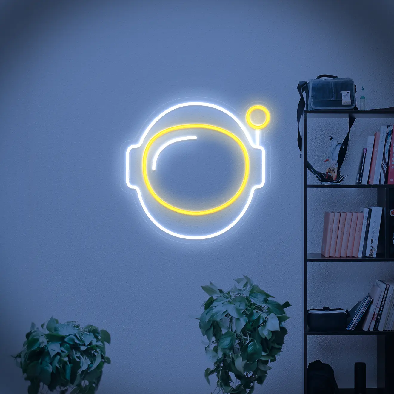 Néon Astronaute dans un salon