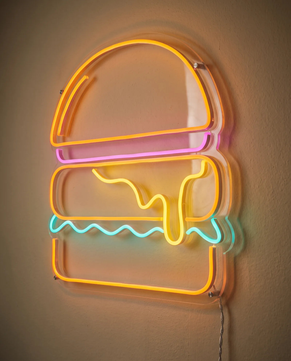 Néon LED burger vu de trois-quarts, chants du plexiglas cristallin découpé au contour du pain