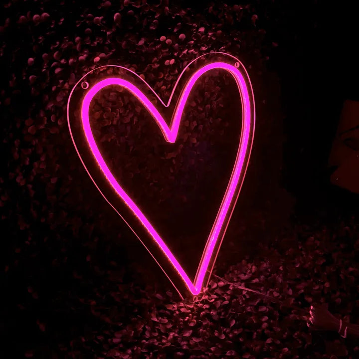 néon cœur rose côté gauche