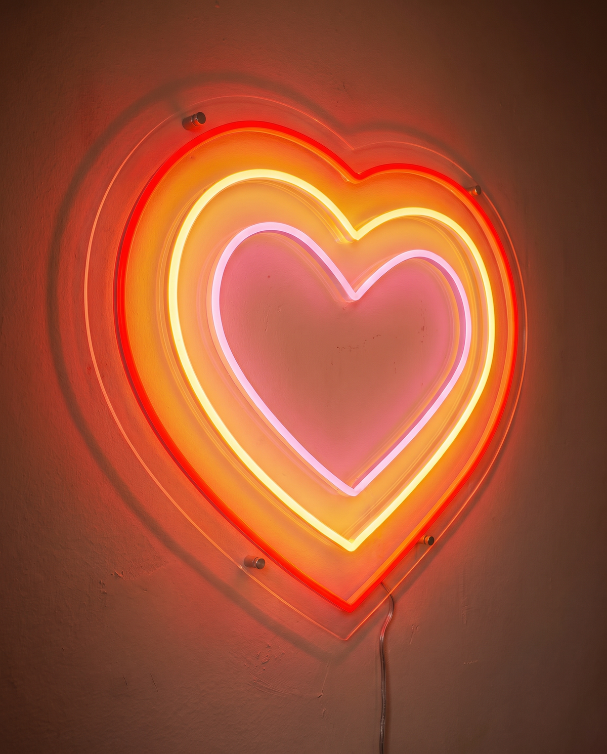 Néon LED cœur vu de trois-quarts, plexiglas cristallin découpé au contour du plus grand cœur