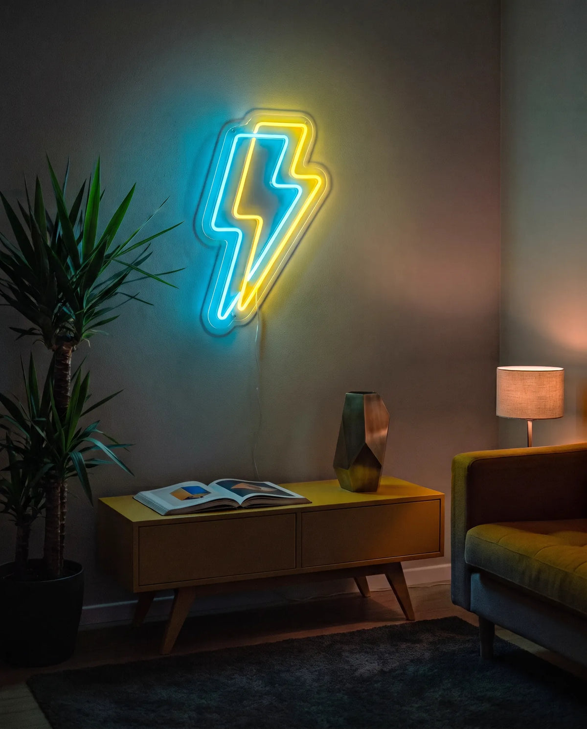 Néon LED éclair dans un salon, meuble bas en bois, livre ouvert, vase géométrique et canapé
