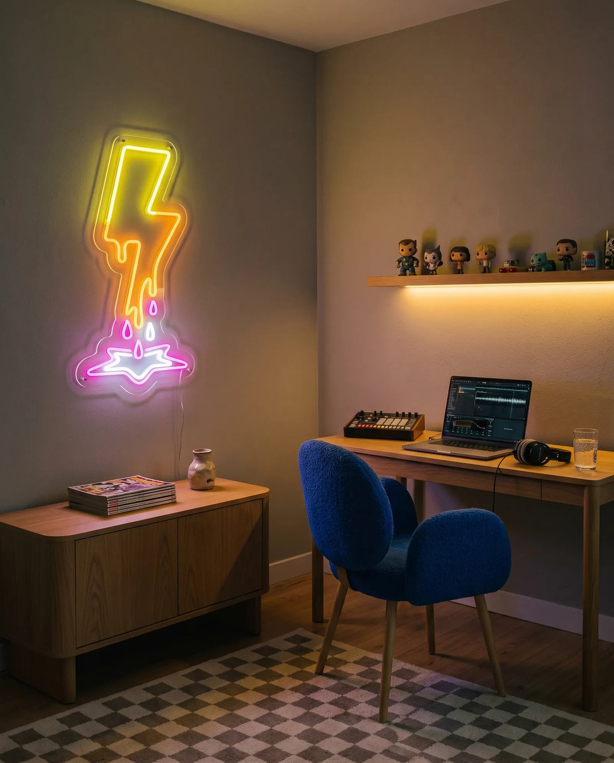 Néon LED éclair fondu dans un bureau créatif, fauteuil bleu bouclette, boîte à rythmes et casque audio