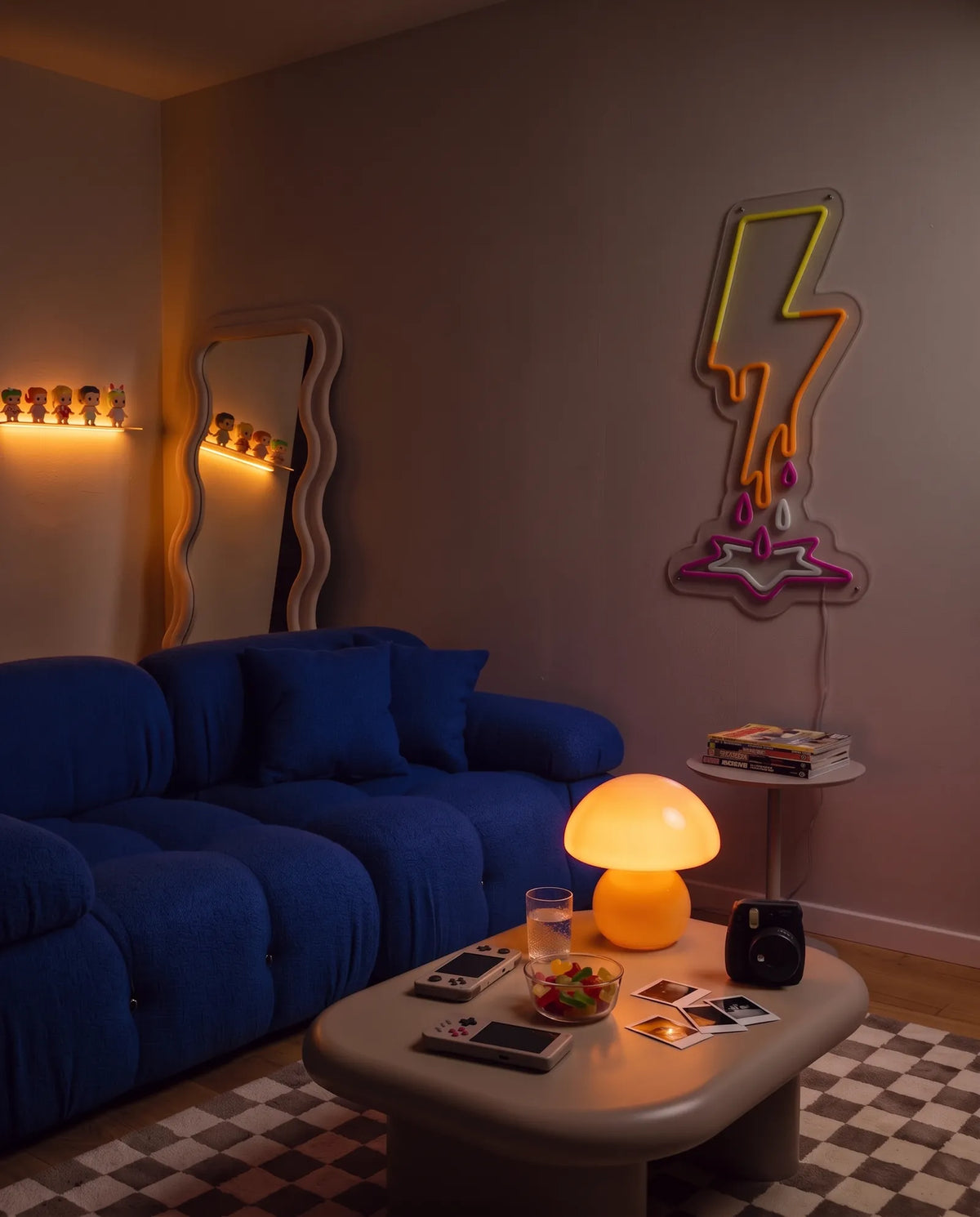 Néon éclair fondu éteint dans un salon le soir, lampe champignon allumée, canapé bleu et tapis damier