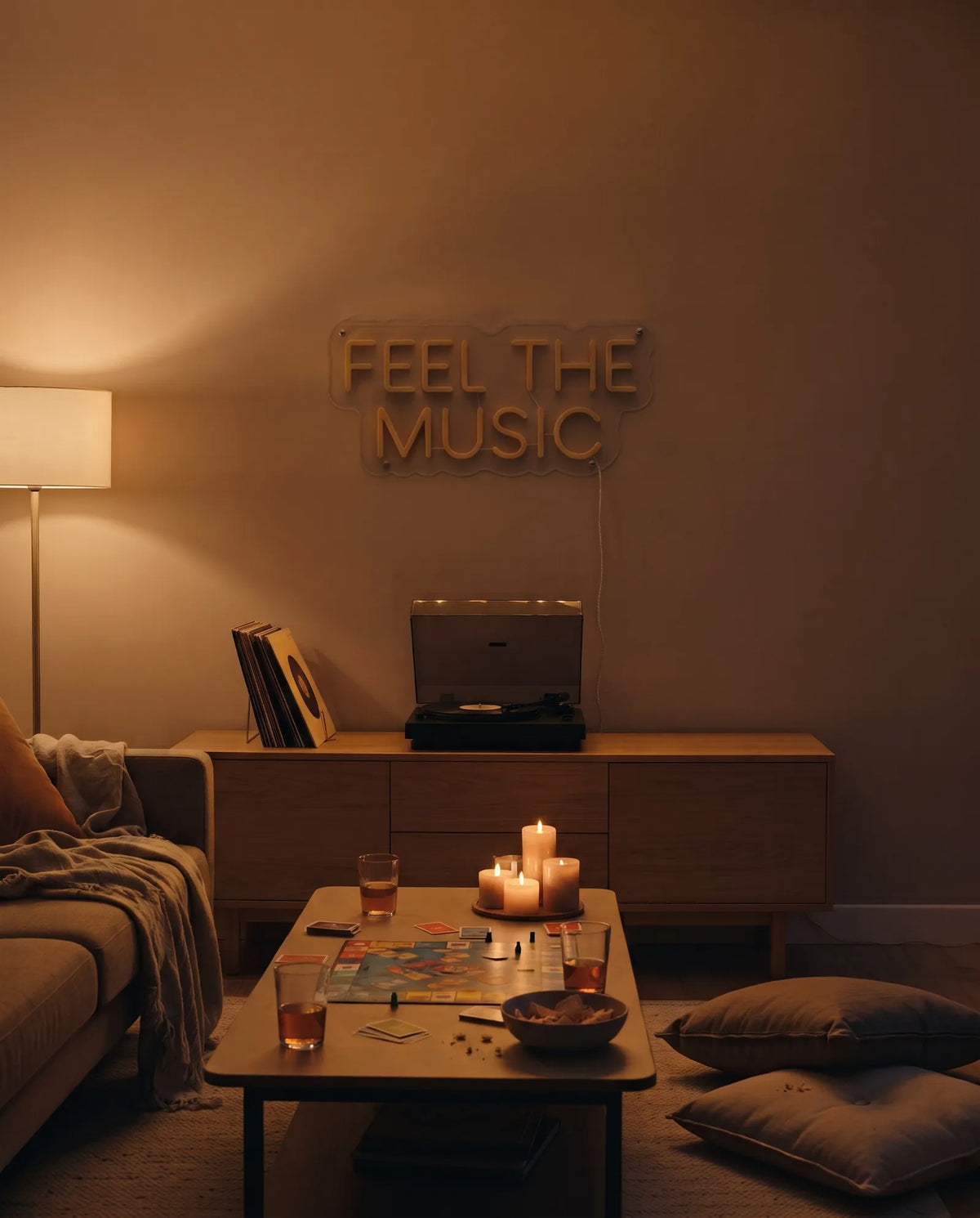 Néon Feel The Music éteint dans un salon clair le soir, buffet en bois, vinyles et lampadaire