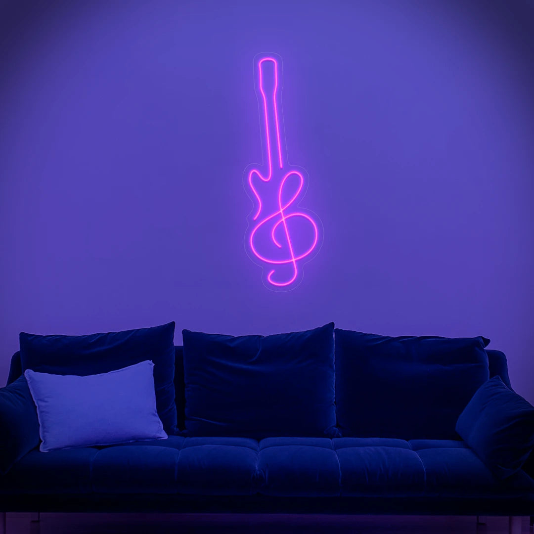 Néon Guitare Clé de Sol rose dans un salon
