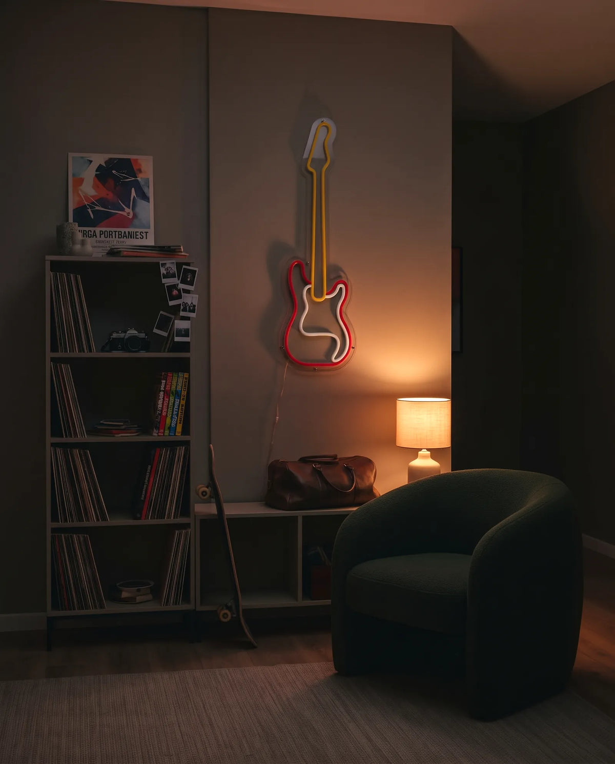 Néon guitare électrique éteint dans un salon le soir, étagère à vinyles et lampe allumée