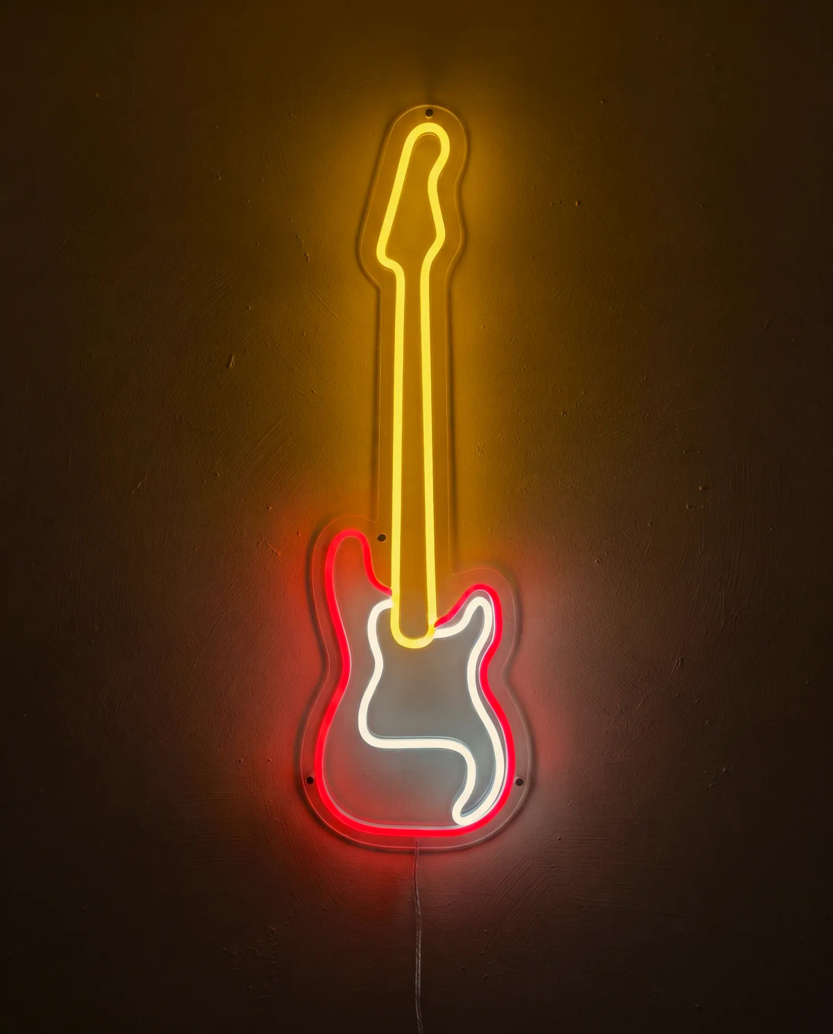 Néon guitare électrique de face sur mur peint, manche jaune, corps rouge et plaque blanche