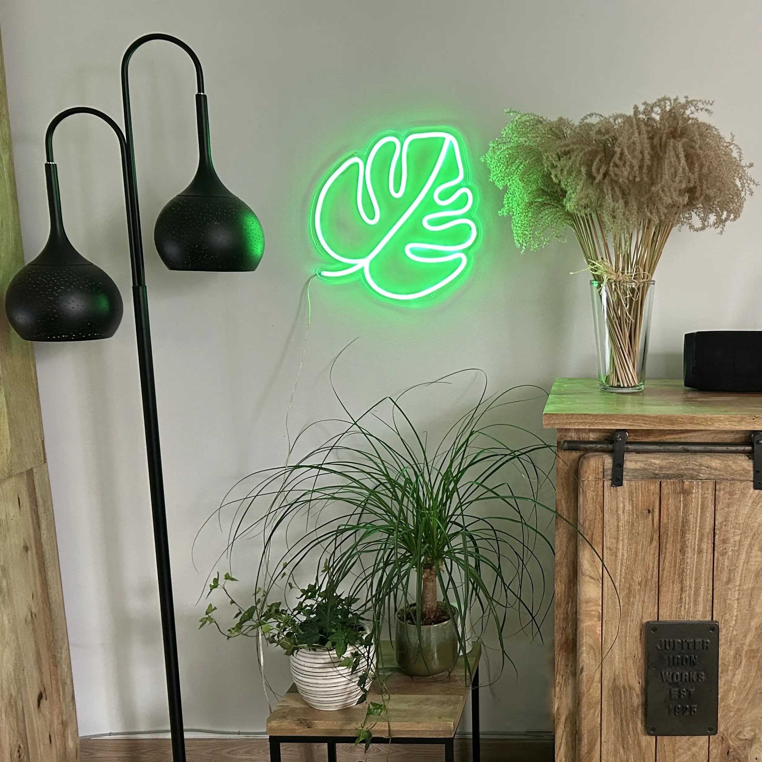 Néon Monstera dans une décoration chic