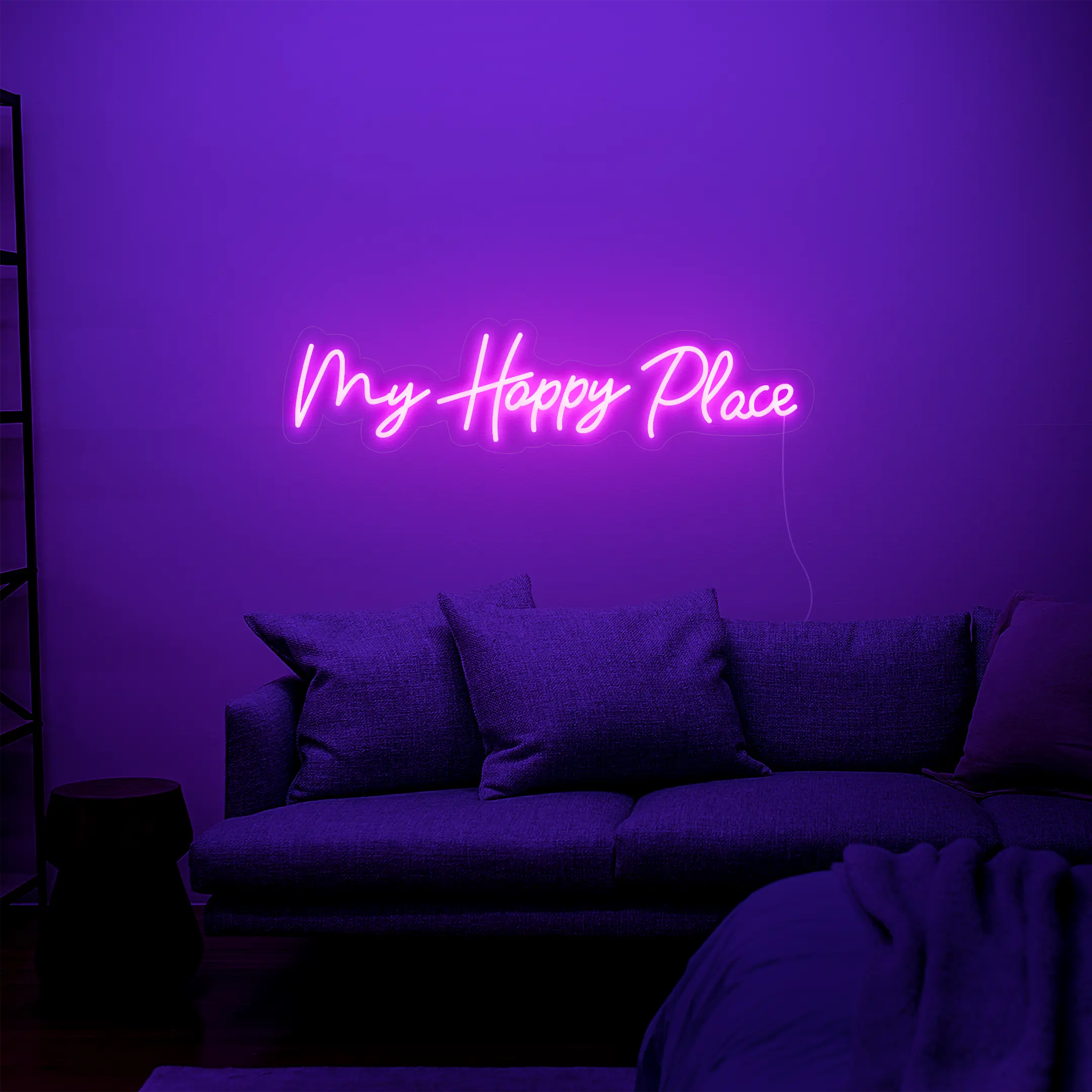 Néon My Happy Place dans un salon