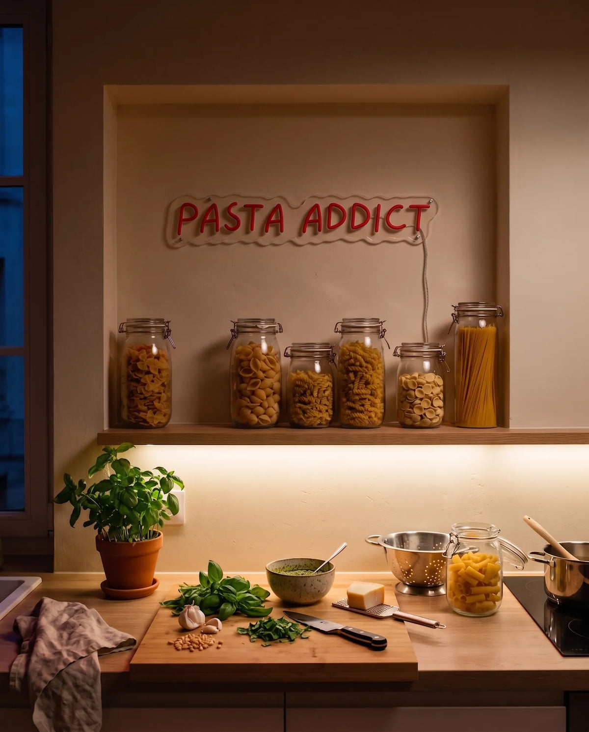 Néon pasta éteint dans une niche de cuisine, bocaux de pâtes alignés et plan de travail en bois