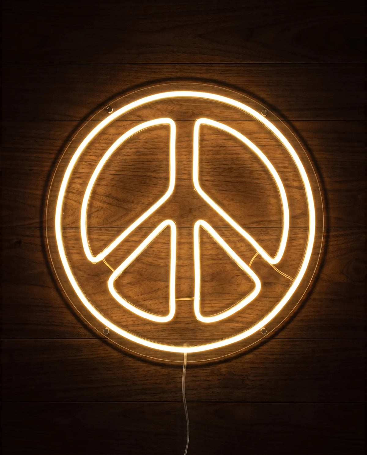 Néon peace and love de face sur mur peint, cercle et branches du symbole de paix en blanc chaud