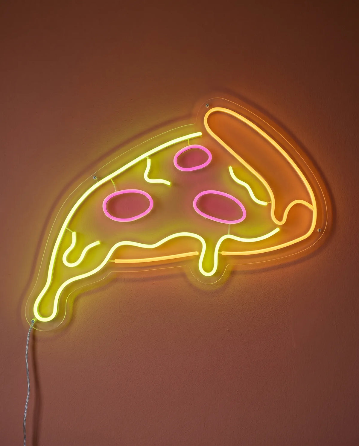 Néon pizza de face sur mur peint, fromage jaune qui coule et rondelles de pepperoni rouges