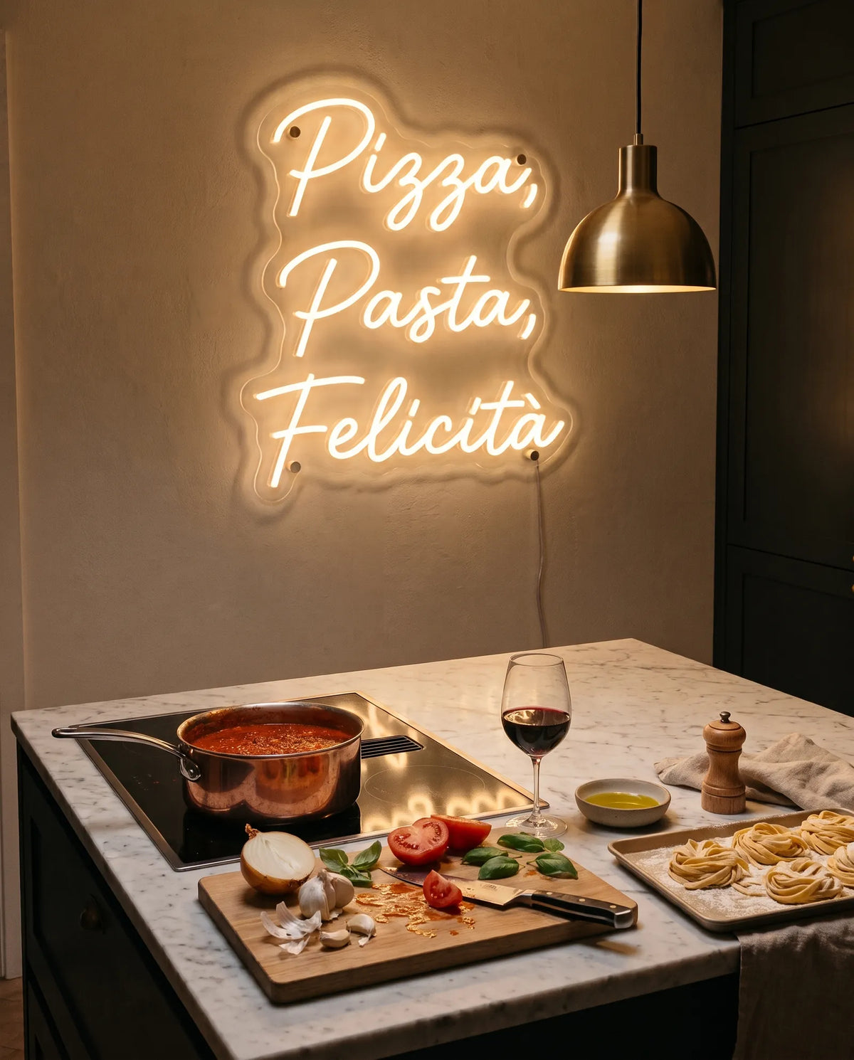 Néon LED pizza pasta au-dessus d’un îlot en marbre, sauce tomate, tagliatelles fraîches et basilic