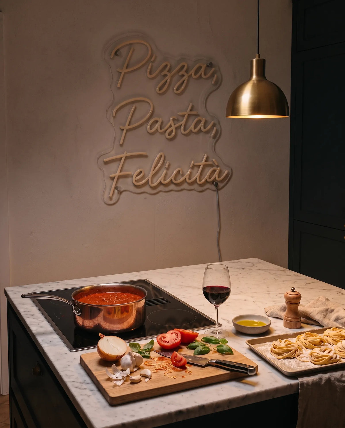 Néon Pizza Pasta Felicità éteint dans une cuisine le soir, îlot en marbre, suspension laiton et casserole