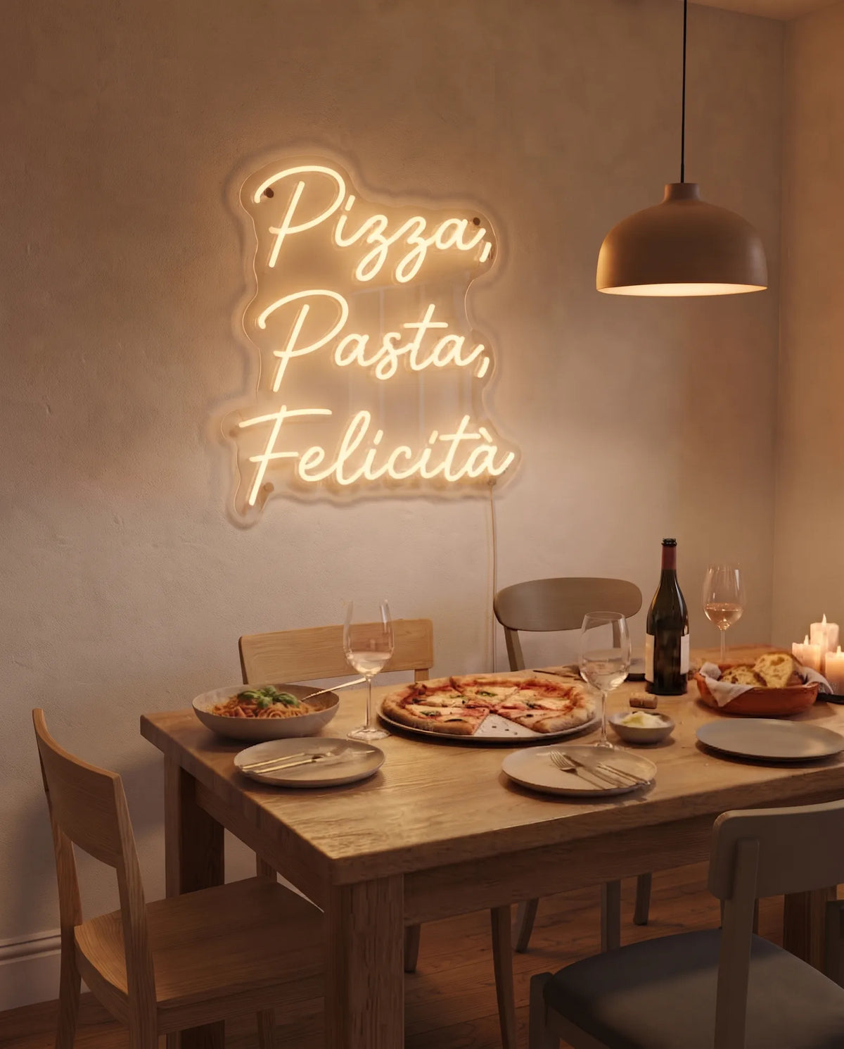 Néon Pizza Pasta Felicità blanc chaud allumé au-dessus d’une table dressée, pizza, spaghetti et bougies