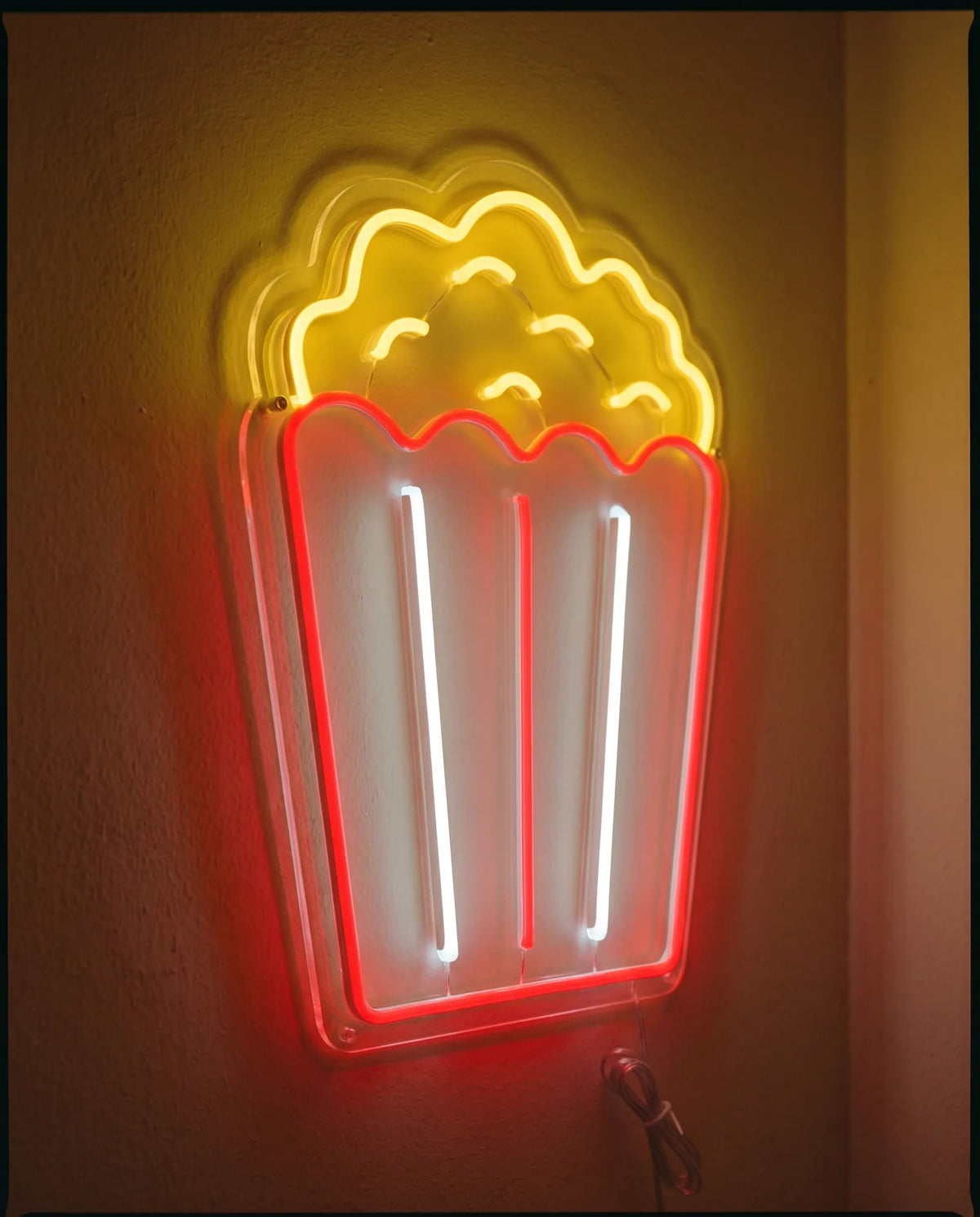 Néon LED popcorn vu de trois-quarts, plexiglas cristallin découpé au contour du pot
