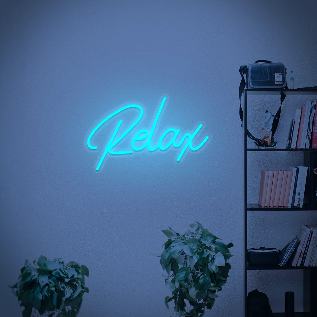 Néon relax turquoise dans un salon