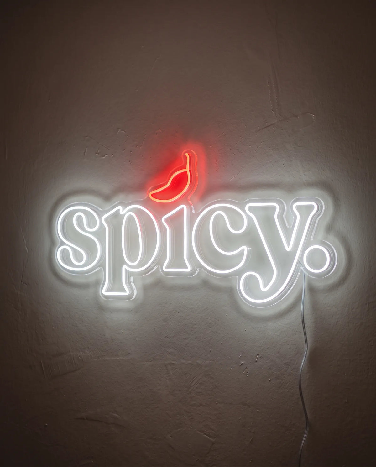 Néon LED piment vu de trois-quarts, plexiglas cristallin découpé au contour des lettres et du piment