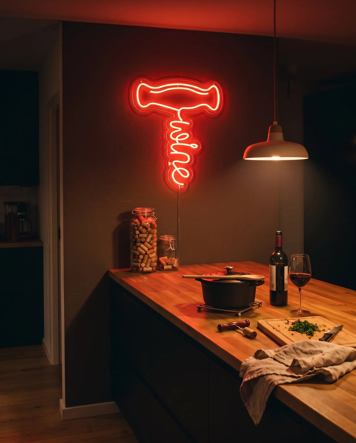 Néon LED tire-bouchon dans une cuisine, cocotte, bocal de bouchons et planche à découper sur le plan de travail