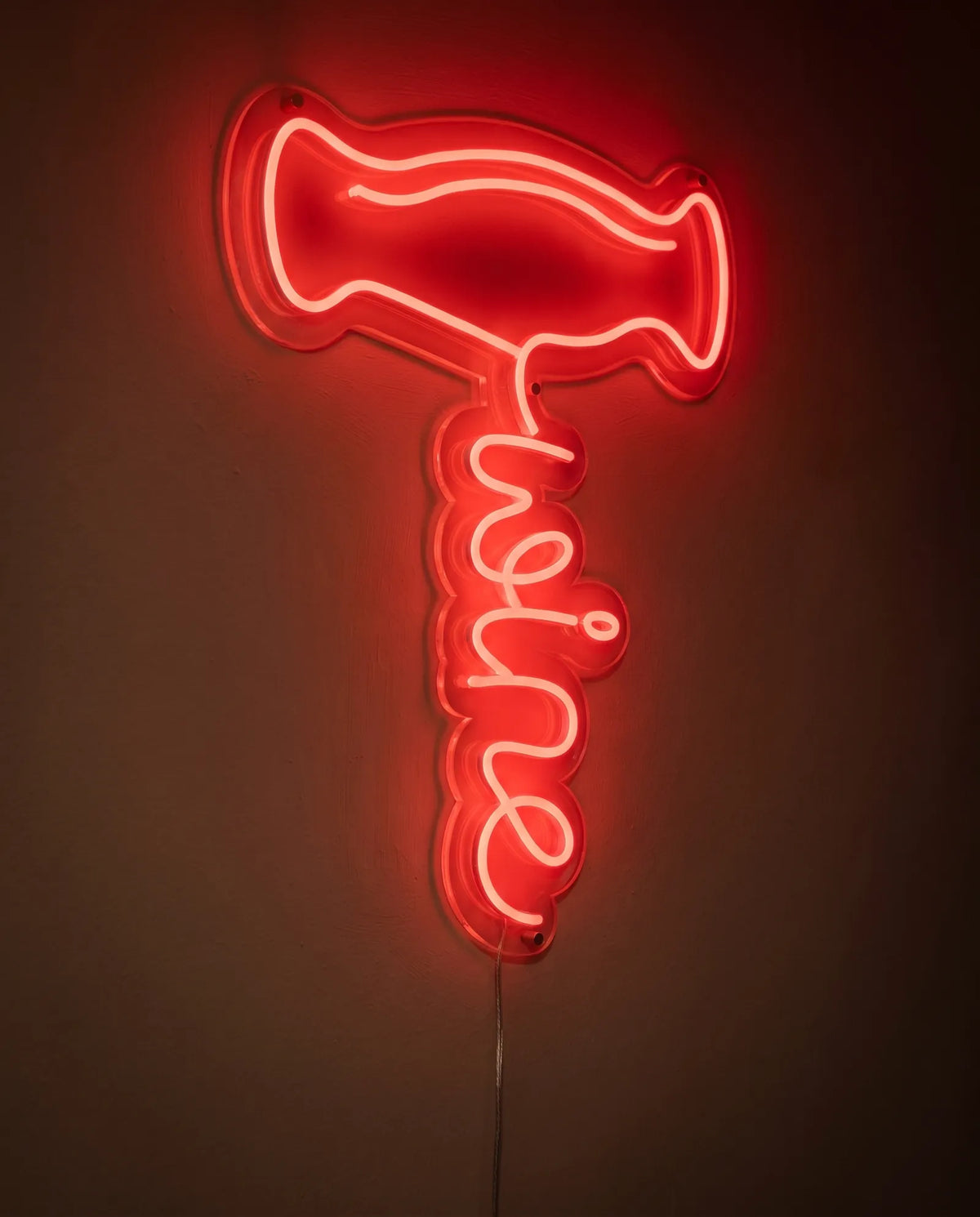 Néon LED rouge vu de trois-quarts, plexiglas cristallin découpé au contour du tire-bouchon