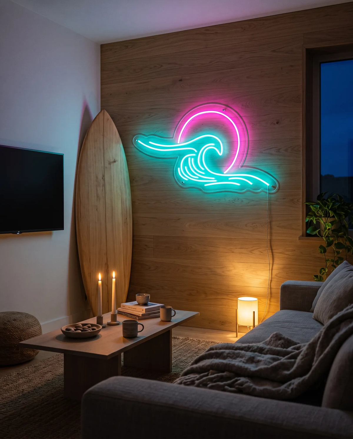 Néon vague turquoise et rose allumé sur un mur en lames de bois, planche de surf, canapé et bougies