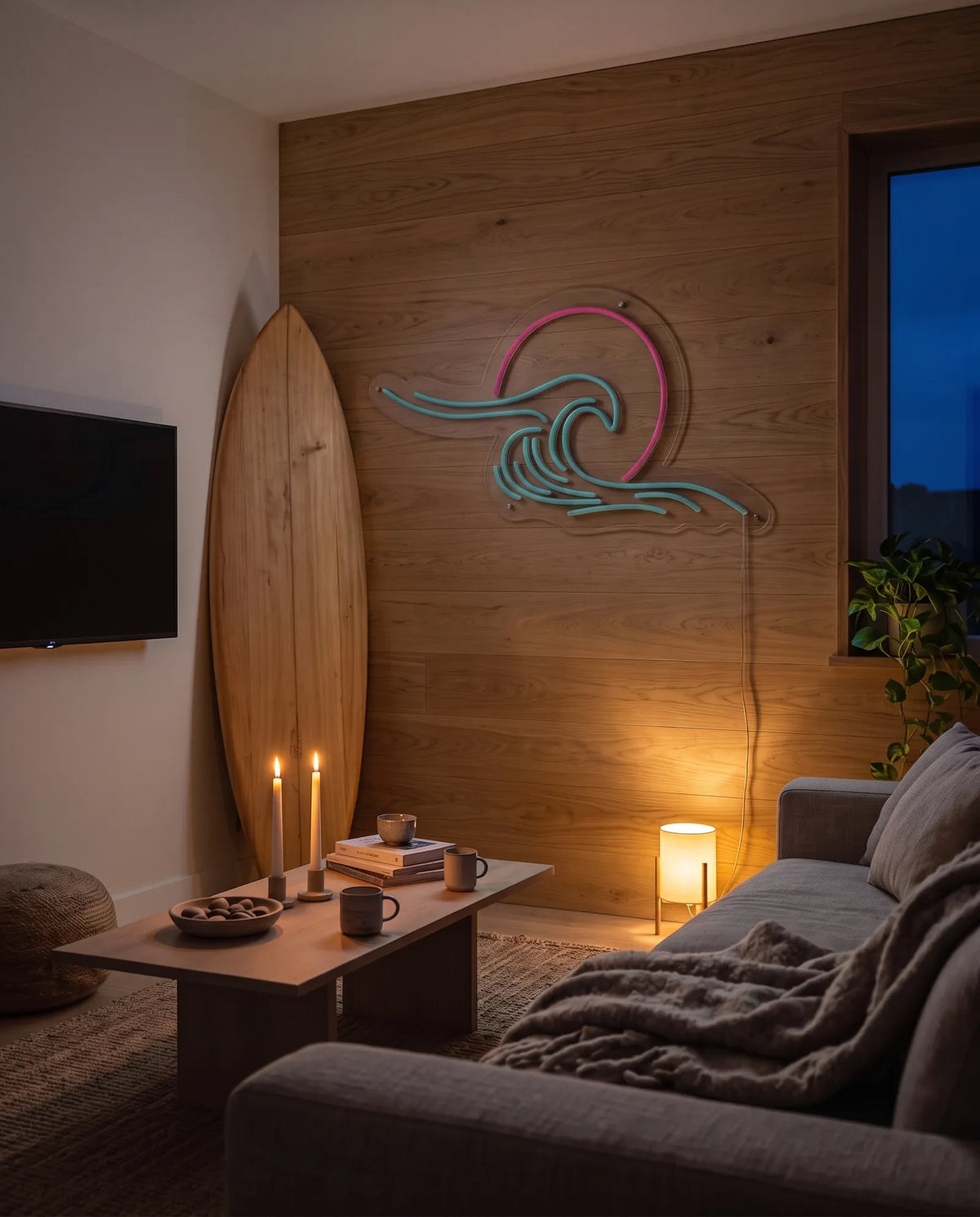 Néon vague éteint dans un salon le soir, planche de surf en bois, table basse et bougies