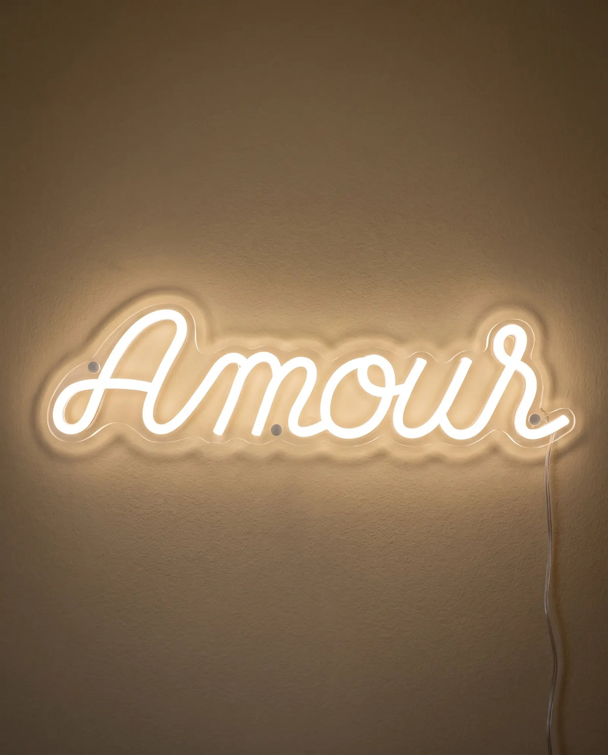 Néon amour de face sur mur peint, mot écrit en lettres attachées blanc chaud