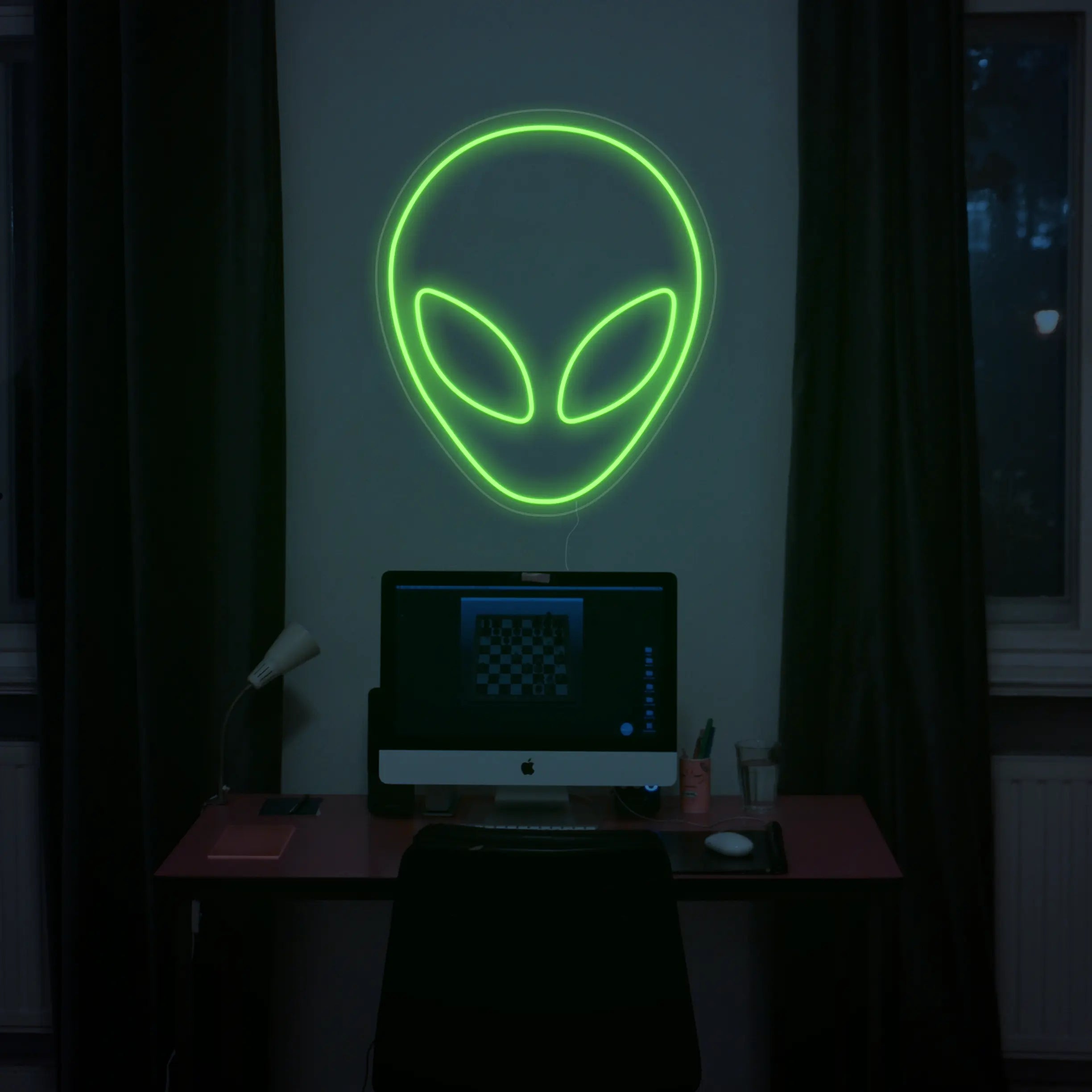 Néon Alien Vert dans un bureau