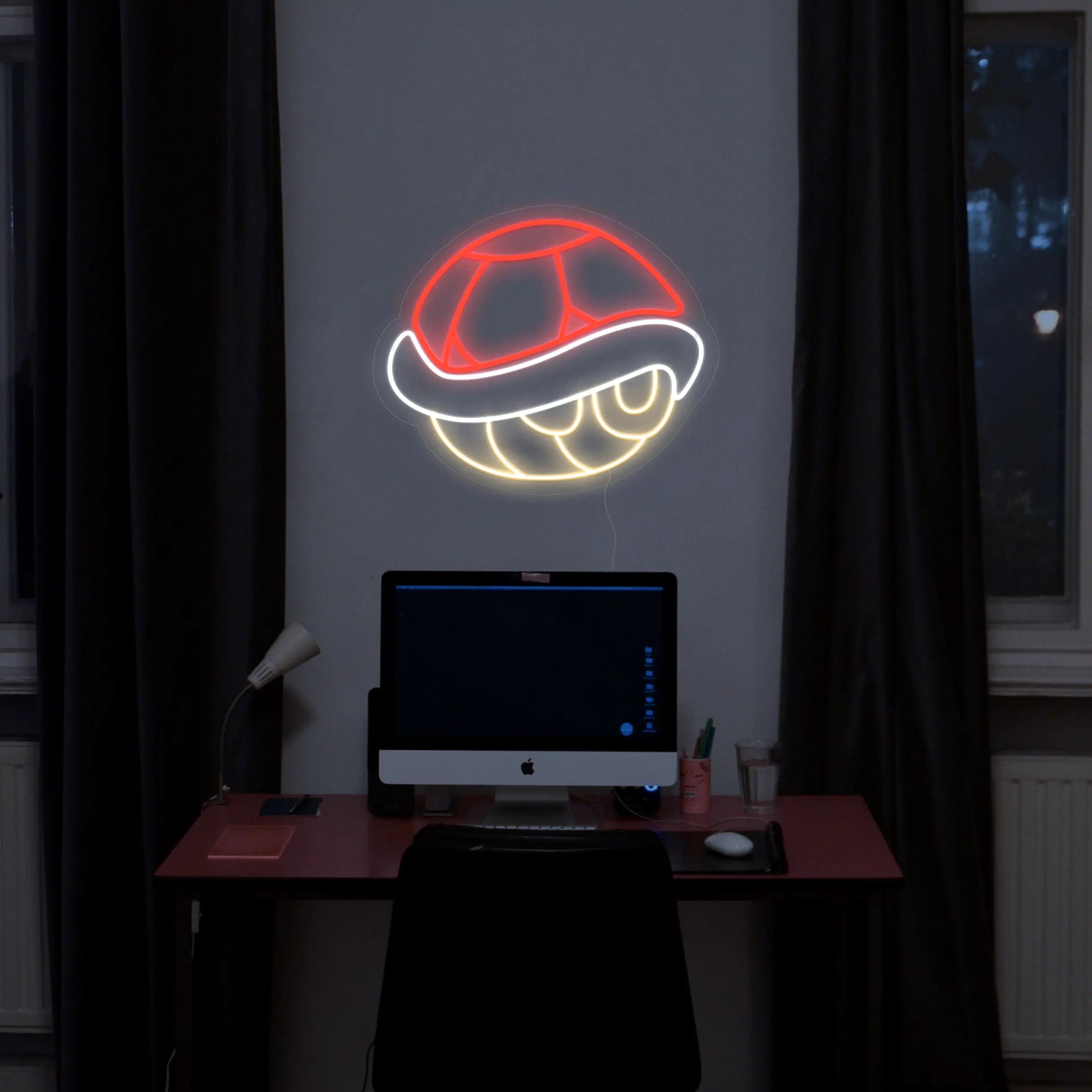 Néon Carapace Rouge de Mario dans un Bureau