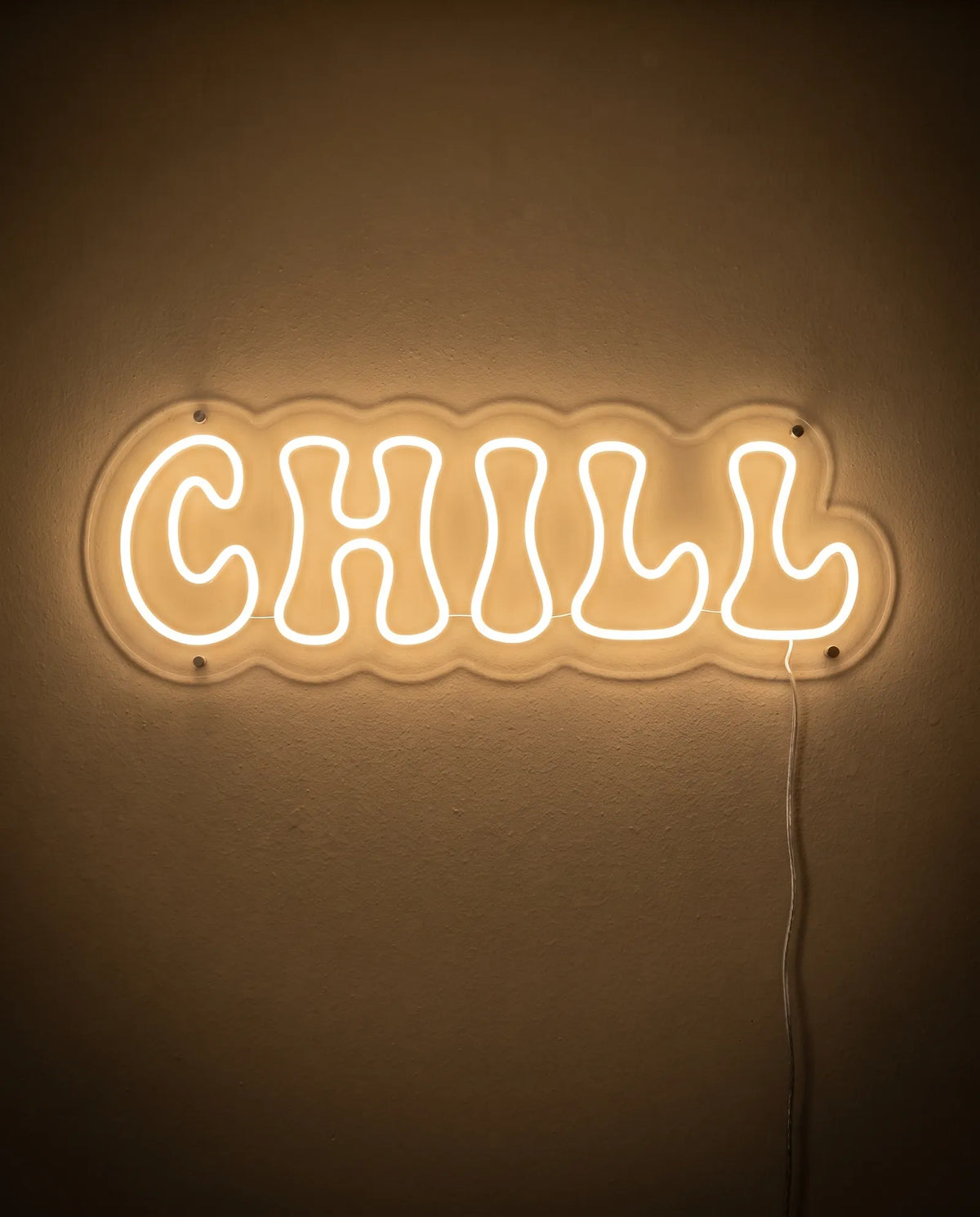 Néon chill de face sur mur peint, lettres rondes en blanc chaud
