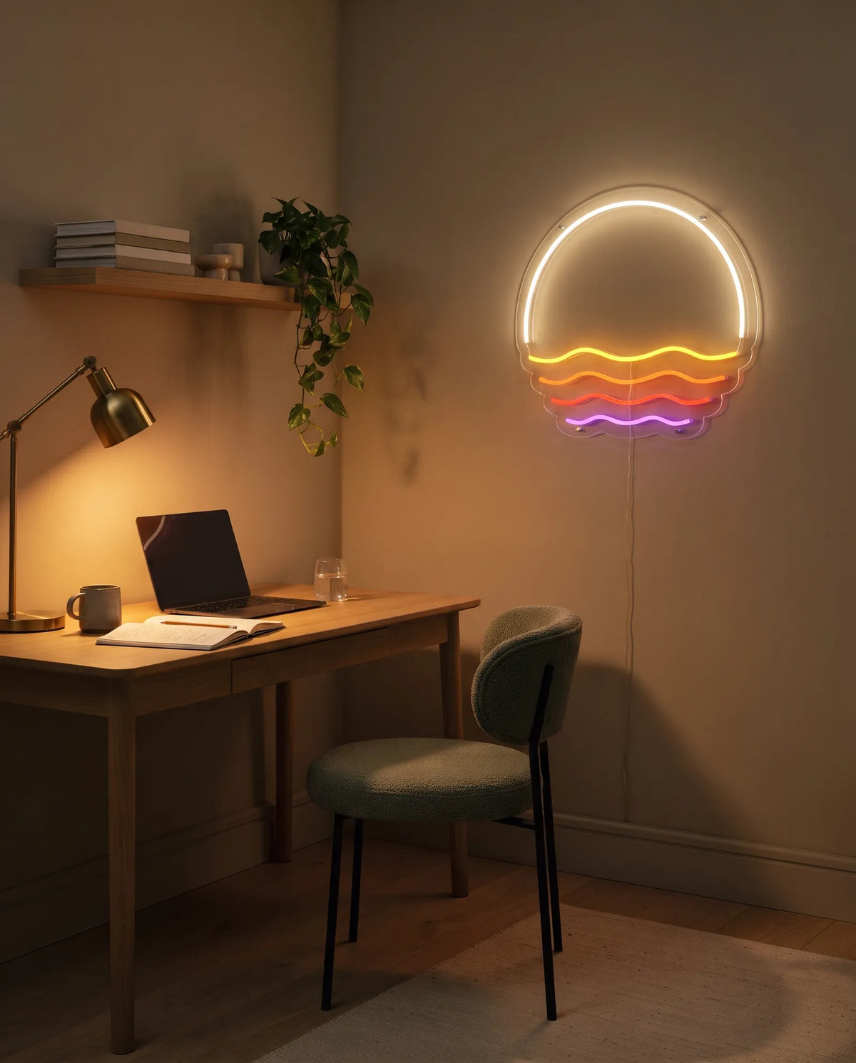 Néon LED sunset dans un coin bureau le soir, bureau en bois, lampe dorée et chaise en bouclette
