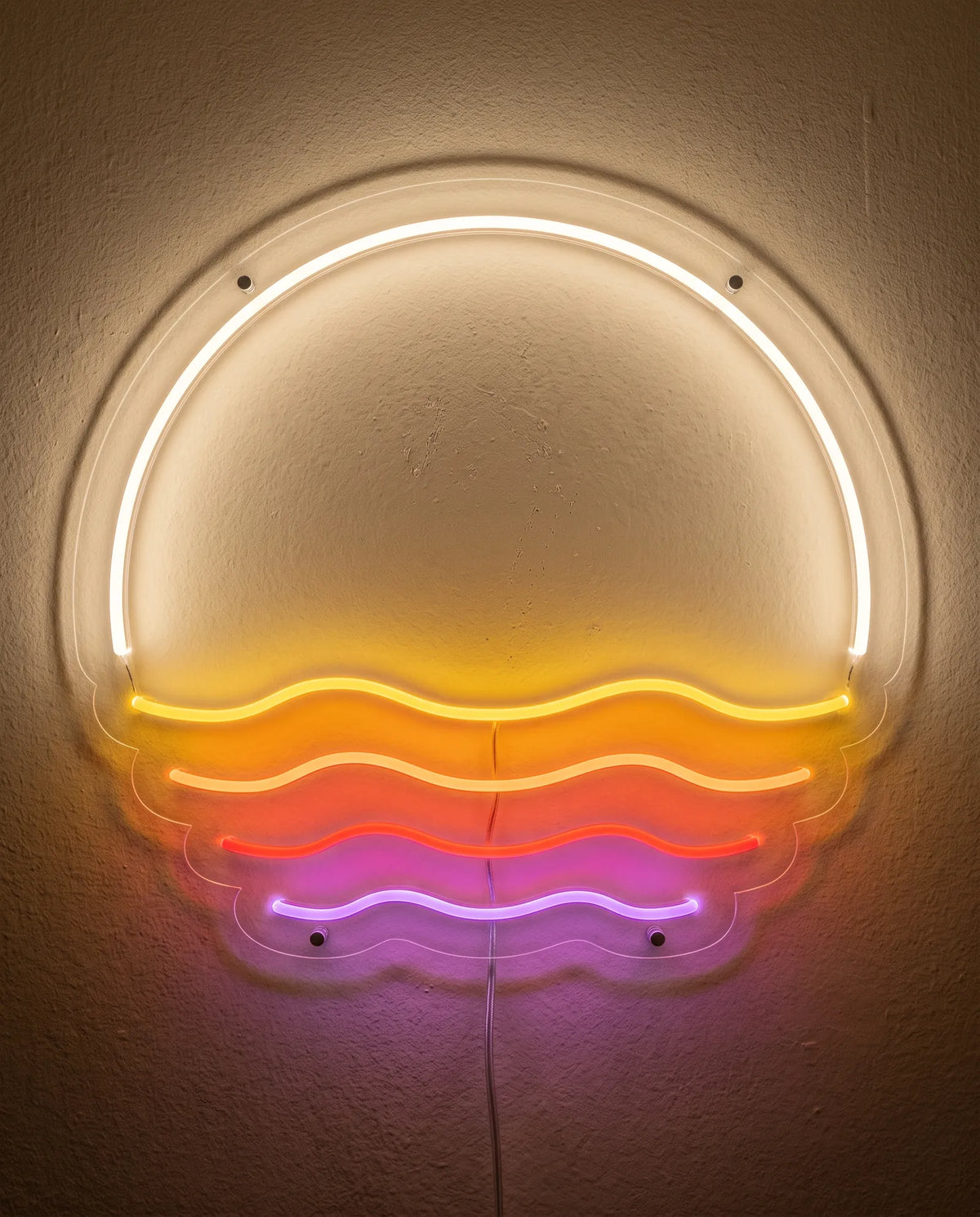 Néon coucher de soleil de face sur mur peint, arc blanc chaud et vagues jaune, orange, rouge et violet
