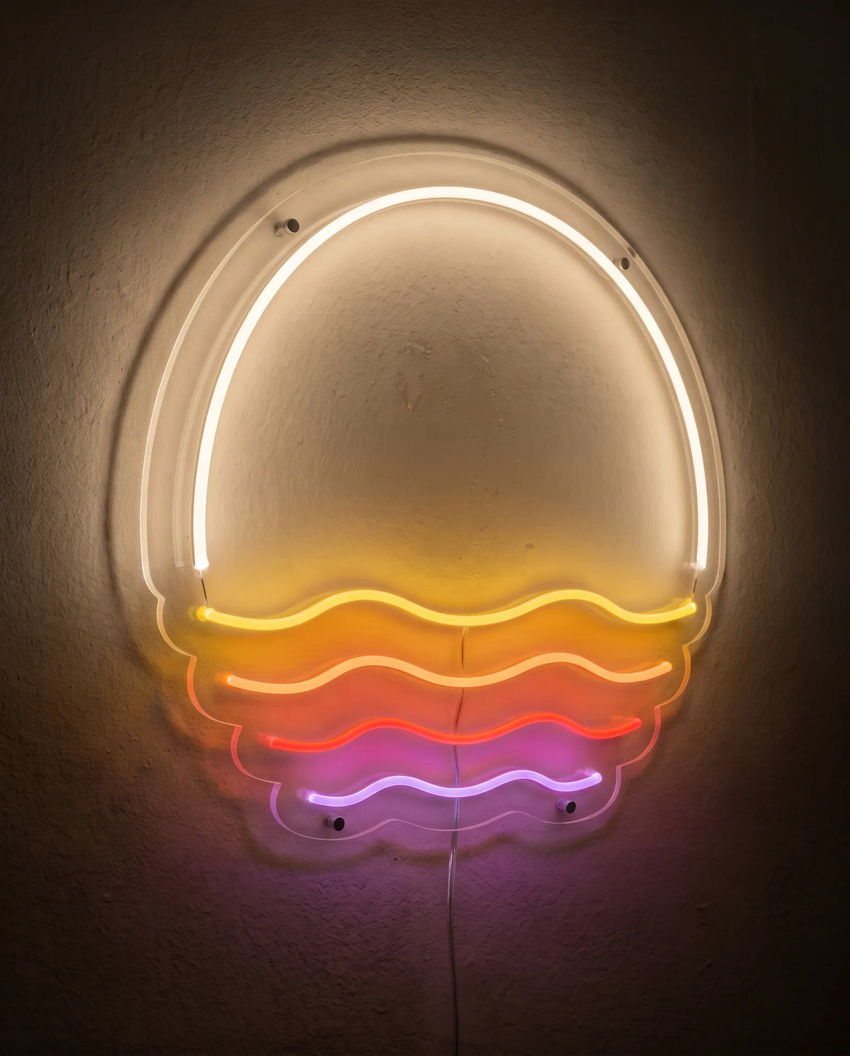 Néon LED vu de trois-quarts, plexiglas cristallin découpé au contour du soleil et des vagues