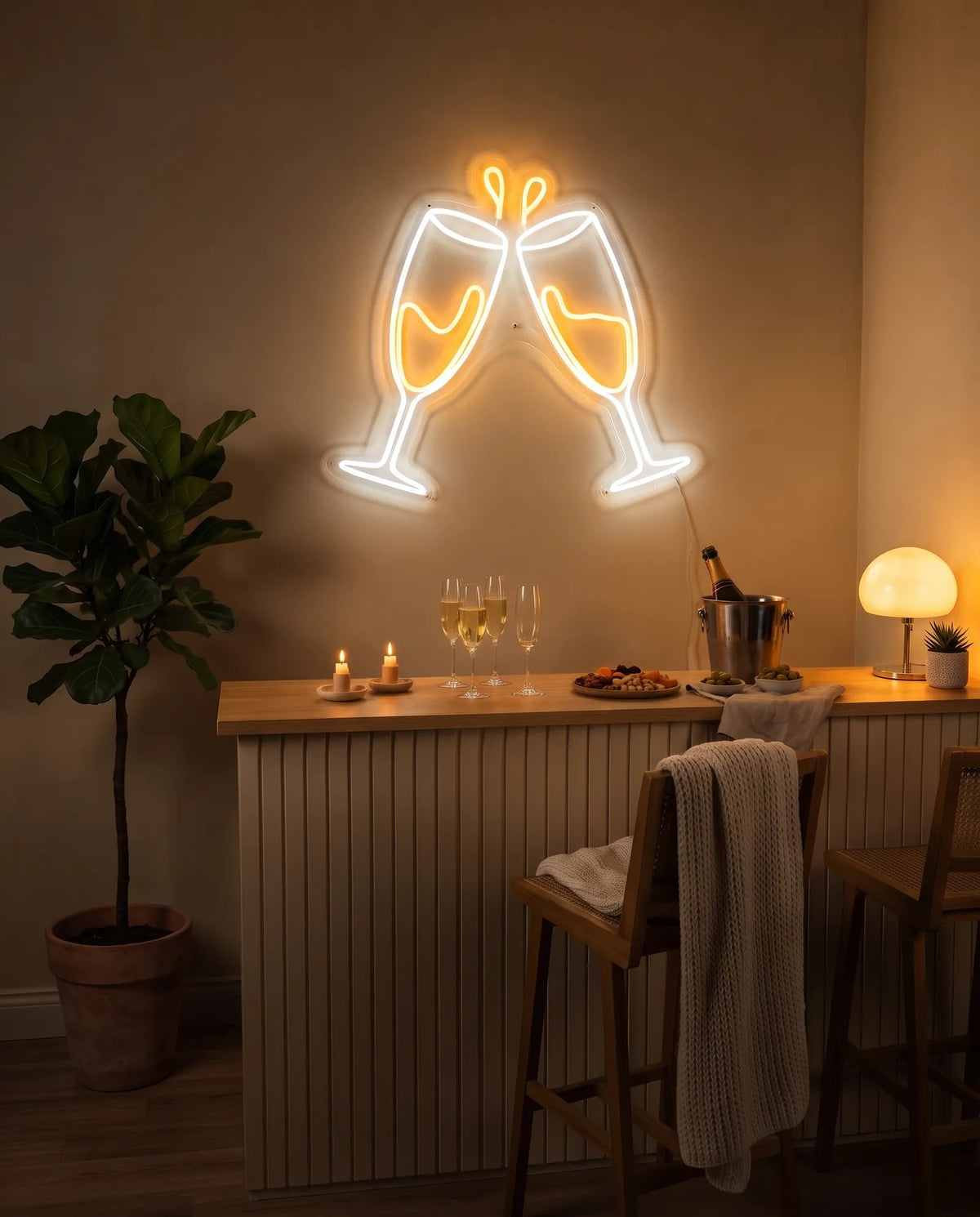 Néon champagne allumé au-dessus d’un bar en bois clair, flûtes, bougies et seau à champagne sur le comptoir