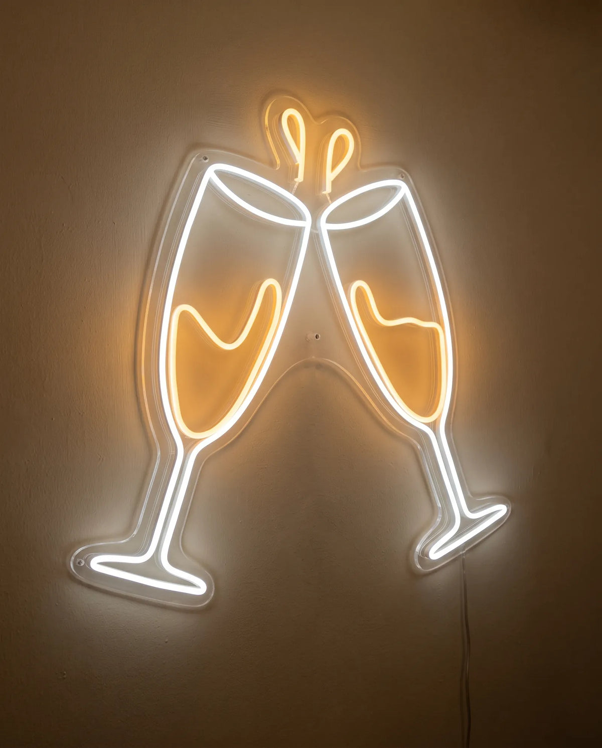 Néon LED flûtes de champagne vu de trois-quarts, plexiglas cristallin découpé au contour des verres