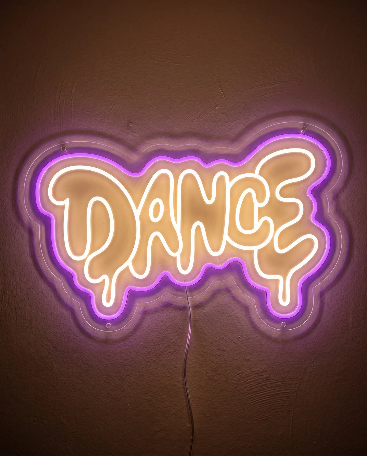 Néon dance de face sur mur peint, lettres blanc chaud qui coulent cernées de violet
