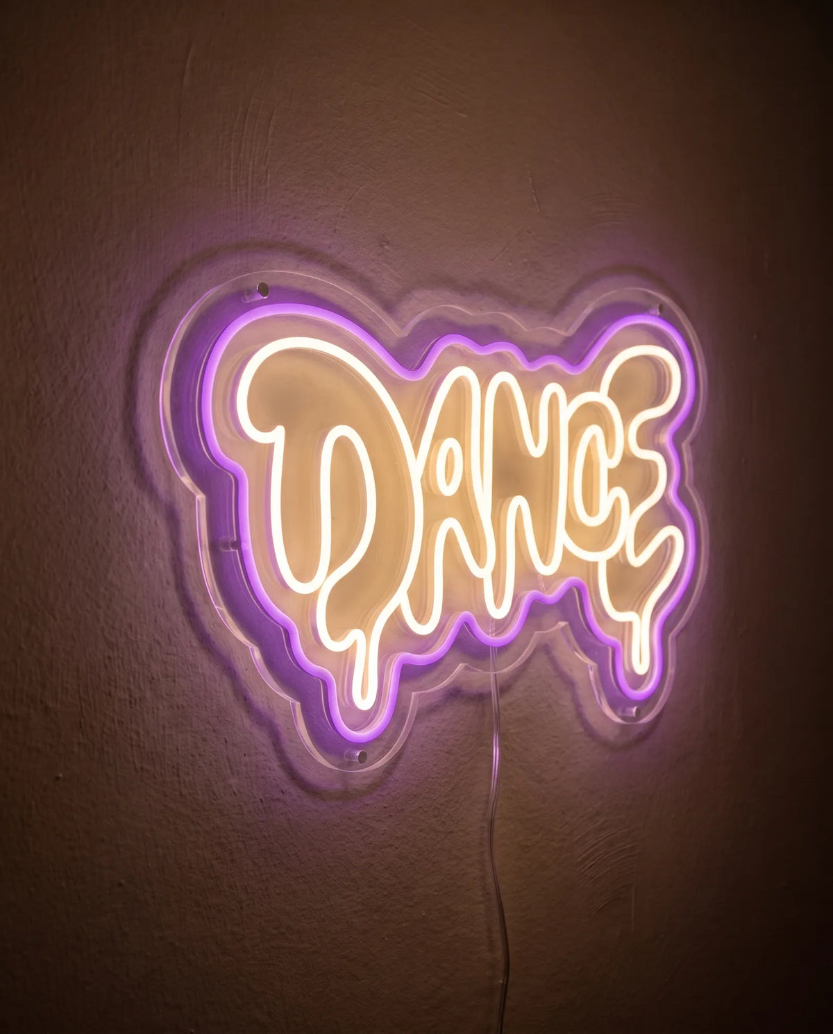 Néon LED vu de trois-quarts, plexiglas cristallin découpé au contour des lettres dance
