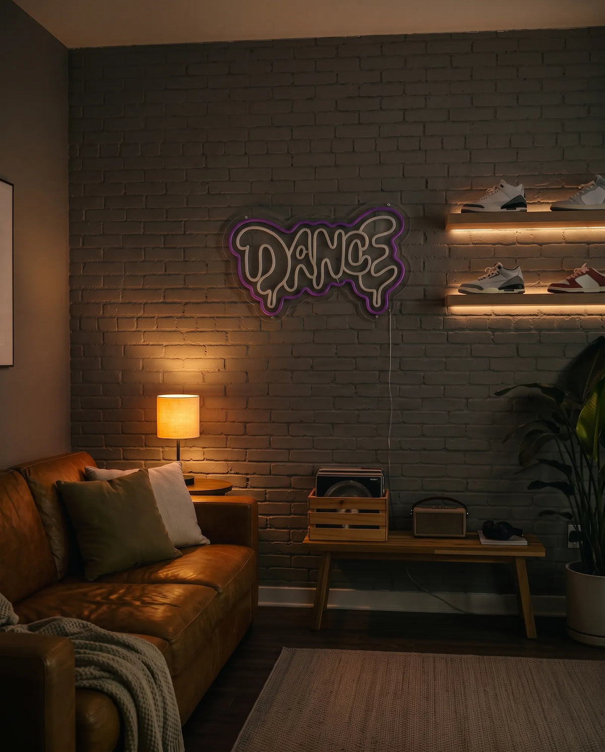 Néon dance éteint sur un mur de briques le soir, canapé en cuir, lampe et caisse de vinyles