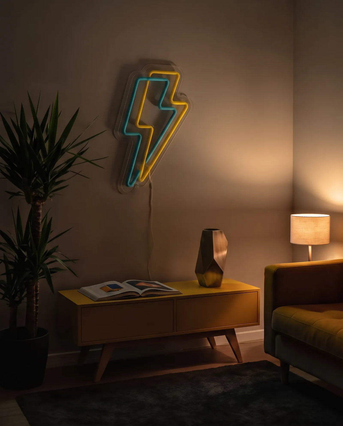 Néon double éclair éteint dans un salon le soir