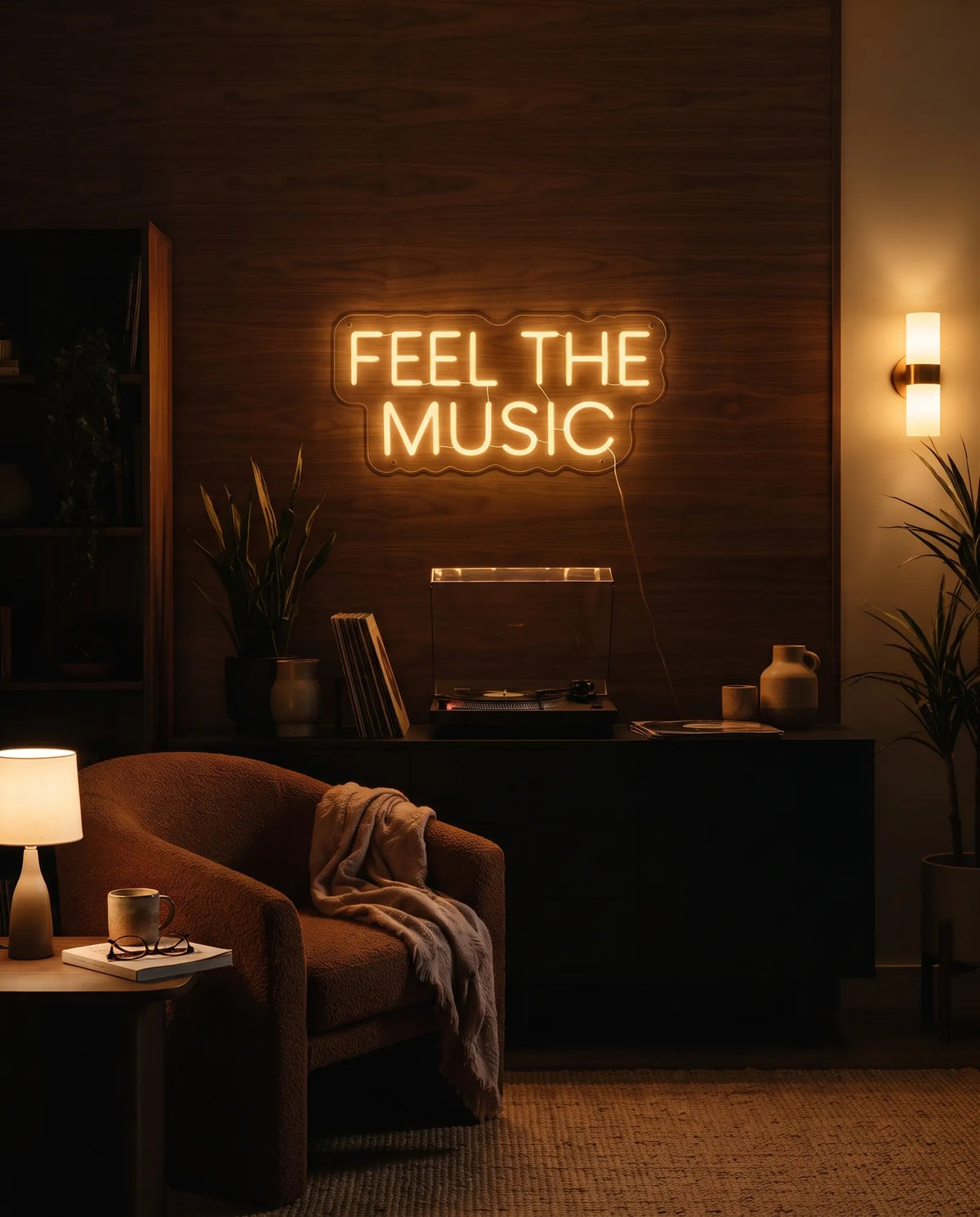 Néon LED Feel The Music sur un mur en bois sombre, platine, fauteuil bouclette et applique murale
